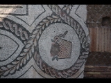 03951 ostia - regio i - insula iv - casa di bacco fanciullo (i,iv,3) - mosaik im hof - detail unten re aussen.jpg